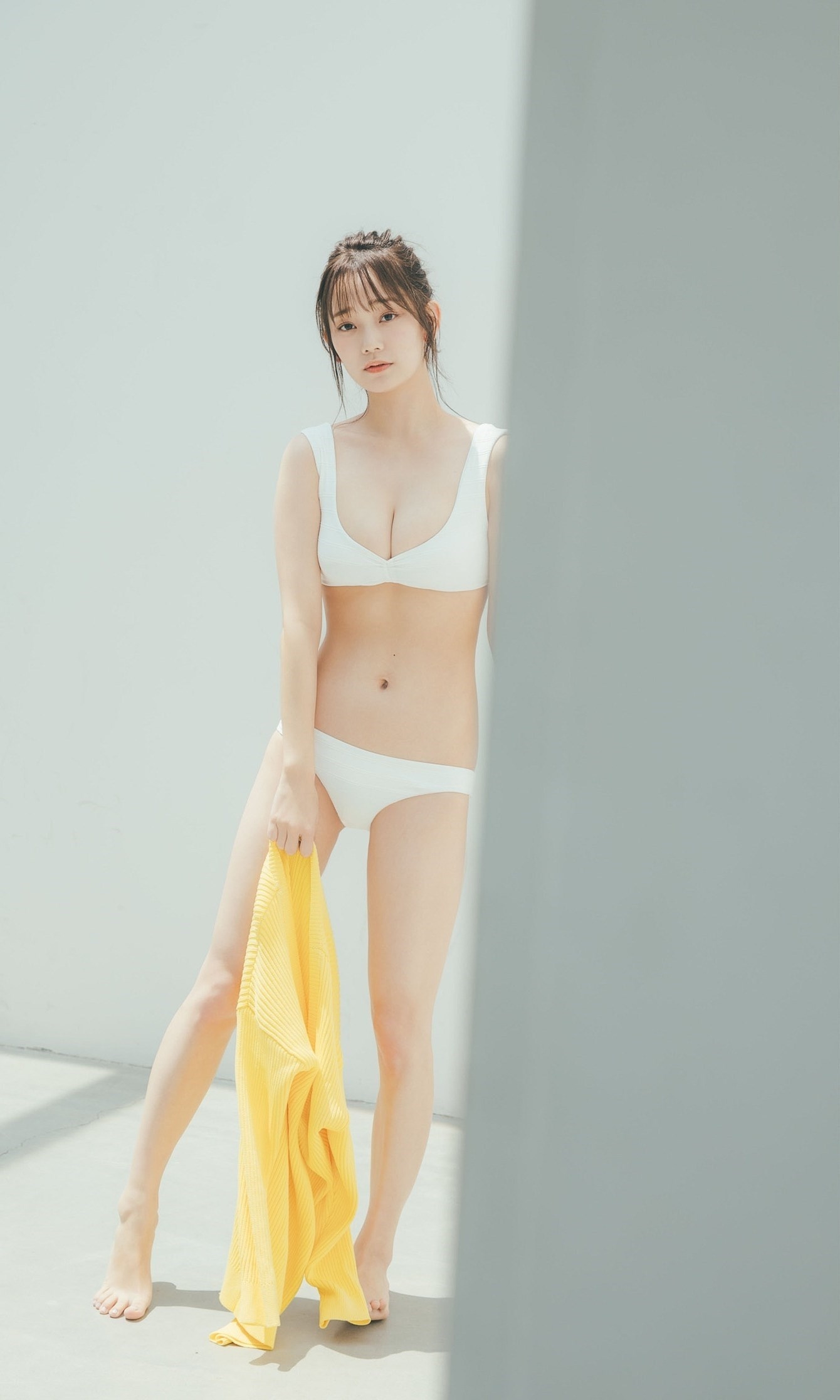 青戸しののFカップエロ画像103枚！巨乳すぎる文筆家の抜ける水着姿